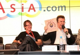 rAsia.com 2012 Александр Тихонов, главный аналитик агентства Интермедиа, показал первую пиратскую пластинку