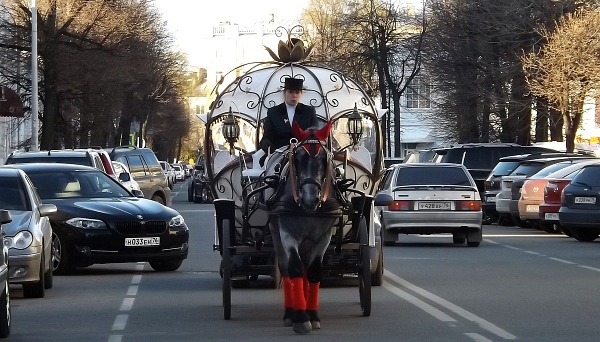 Карета в венском стиле провезла солистов по центру города