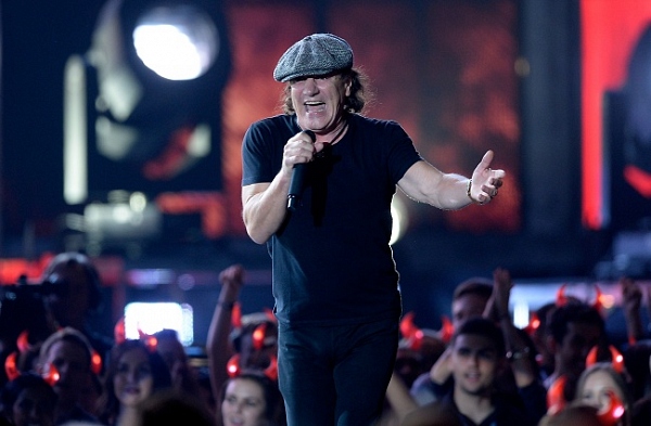 Теряющий слух вокалист AC/DC будет работать в студии