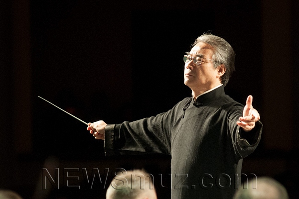 Арт-директор гонконгского оркестра Ян Хуичанг дирижирует скупо и пластично