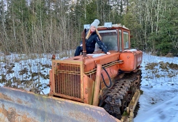 Варвара на тракторе расчистила дорогу