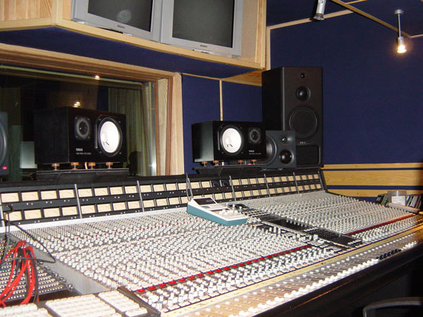 Global Recording Studios. Пульт одной из студий
