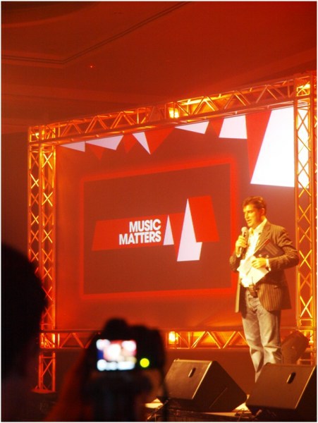 Jasper Donat (компания Branded, организатор Music Matters) открывает Форум