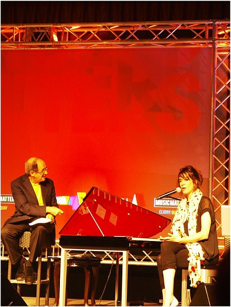 Ralph Simon весьма удачно провел живое интервью с Imogen Heap на сцене пред руководителями мировой музыкальной индустрии 