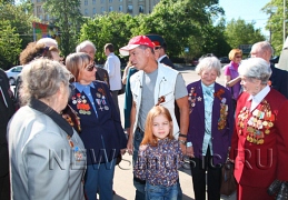Олег Газманов с дочкой и ветеранами