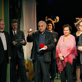 Председатель Союза композиторов Москвы Олег Галахов (в центре) вручает театру памятную юбилейную медаль