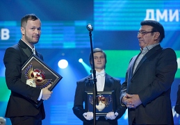 Дмитрий Черняков получает Золотую Маску