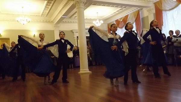 Ансамбль «Константа» из города Петровск танцевал в фойе