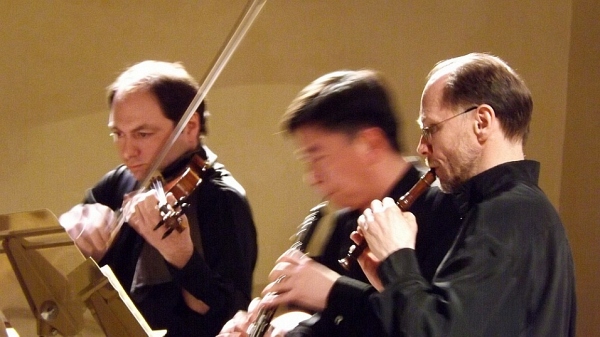 Михаил Ашуров (скрипка), Эрик Чалобаев (гобой) и Владимир Парунцов (блок-флейта)