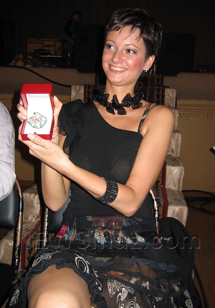 Виктория с подарком от поклонников в 2006 году
