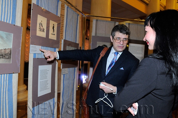 Директор Государственного литературного музея Дмитрий Бак показывает экспозицию о Байроне