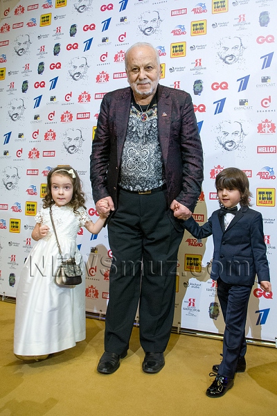 Бедрос Киркоров пришел на концерт сына с внуками