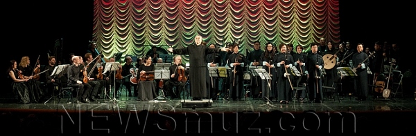 На сцене «Солисты Москвы» - слева, Китайский оркестр Гонконга — справа