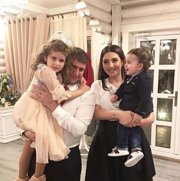 Жасмин с мужем и детьми