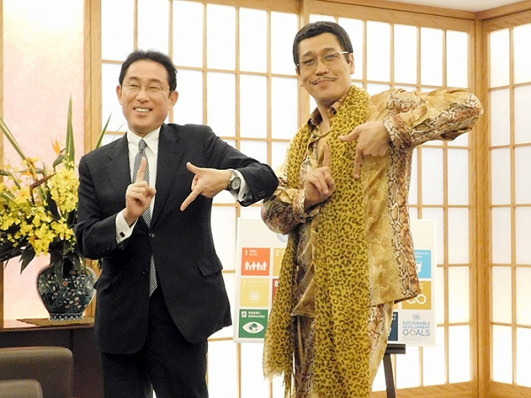 Pikotaro  и министр иностранных дел Японии Фумио Кисида