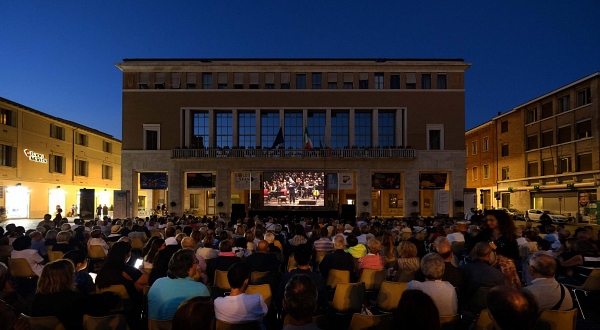 Нынешний фестиваль завершался исполнением «Stabat Mater» Дж. Россини в Театре Россини с одновременной трансляцией на центральной площади Пезаро