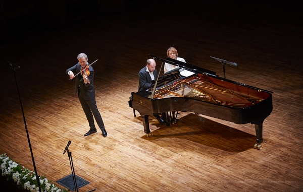 Скрипач исполнил двухчасовую сольную программу вместе с пианистом Андреем Коробейниковым