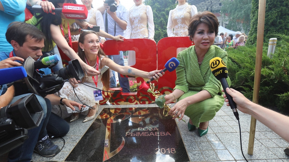 Открытие именной плиты Розы Рымбаевой в Витебске