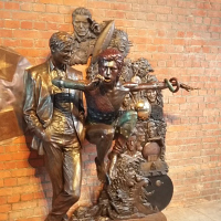 Памятник Боуи