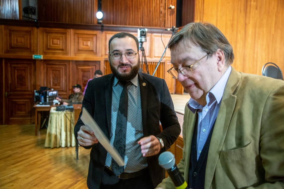 Мердан Бяшимов получает приз из рук Александра Чайковского
