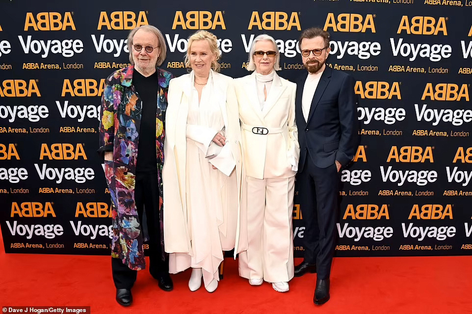 58325827-10858181-Fab_four_ABBA_dressed_to_impress_on_Thursday_night_as_they_atten-a-20_165358608255.jpg