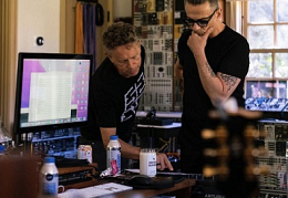 В соцсетях британской электронной группы Depeche Mode появилось фото с изображением оставшихся двух музыкантов коллектива, солиста Дэйва Гаана и гитариста Матрина Гора, во время работы в студии звукозаписи.