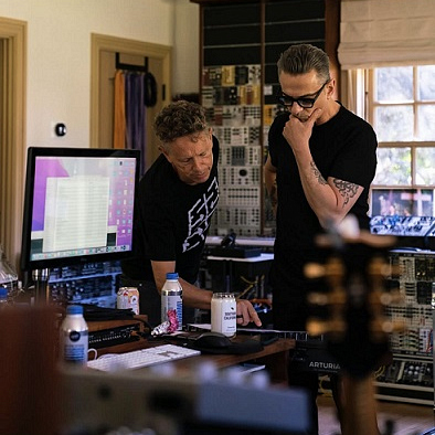 В соцсетях британской электронной группы Depeche Mode появилось фото с изображением оставшихся двух музыкантов коллектива, солиста Дэйва Гаана и гитариста Матрина Гора, во время работы в студии звукозаписи.