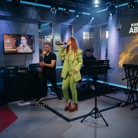 Юлия Савичева спела хиты на Авторадио