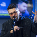 Алексей Чумаков любую песню превратит в конфетку