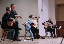 Лука Изолани (гитара баттенде), Ирене Изолани (вокал, кастаньеты), Софи Ванден Эйнде (теорба) и Саад Махмуд Джавад (уд)