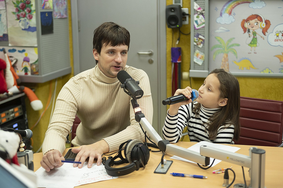 Дмитрий Колдун привел дочку на Детское радио.jpg