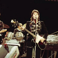 Пол Маккартни с группой Wings в телешоу Top of the Pops, снятом в Лондоне, 20 ноября 1974 года