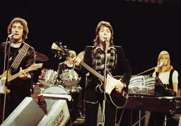 Пол Маккартни с группой Wings в телешоу Top of the Pops, снятом в Лондоне, 20 ноября 1974 года