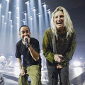 Майк Шинода и новая вокалистка группы Linkin Park Эмили Армстронг во время концерта в Лос-Анджелесе, США. 6 сентября 2024 года