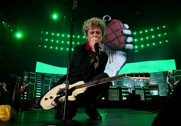 Билли Джо Армстронг из Green Day выступает на сцене во время старта тура группы Green Day