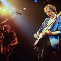 Нопфлер с Dire Straits на арене Уэмбли в 1985 году