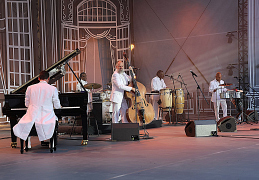 Симона Кернес и Klazz Brothers & Cuba Percussion на опен-эйре XI Международного фестиваля искусств П.И. Чайковского в Клину
