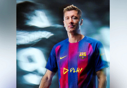 Роберт Левандовски в форме с логотипом Эда Ширана