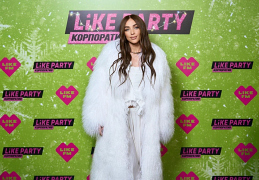 Мари Краймбрери появилась в шубе цвета будущего года