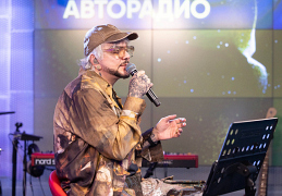 Впервые в живом исполнении трек прозвучал на «Авторадио»