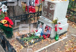 Могила Егора Летова со свиной головой
