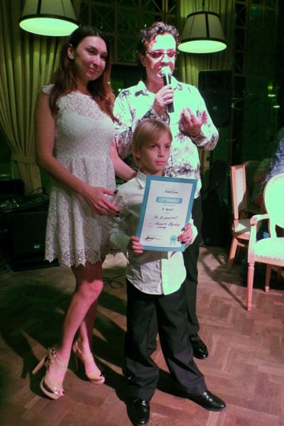 Никита Жуков получил сертификат  от певиц МакSим