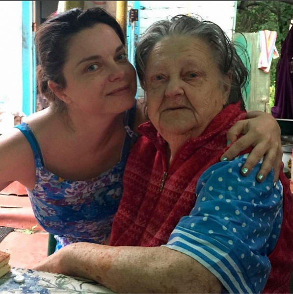Наташа Королева с бабушкой