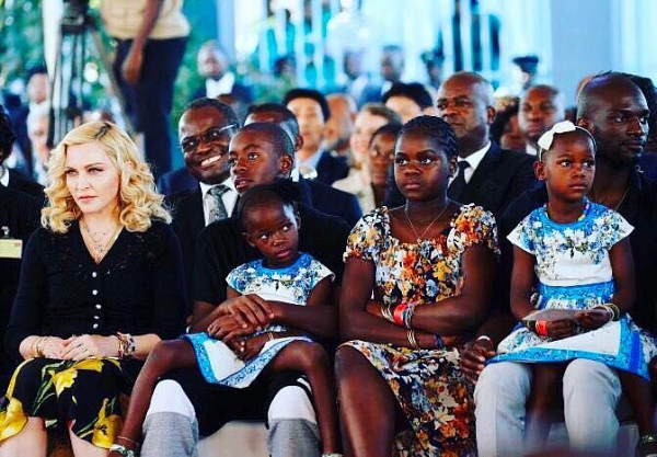 Мадонна на открытии своей детской больницы в Малави