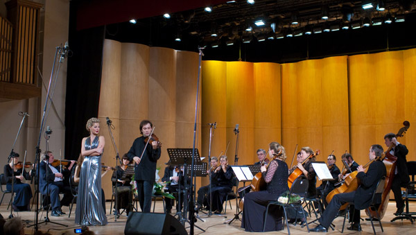 Скрипач Дмитрий Коган и дива Мария Максакова на благотворительном новогоднем концерте