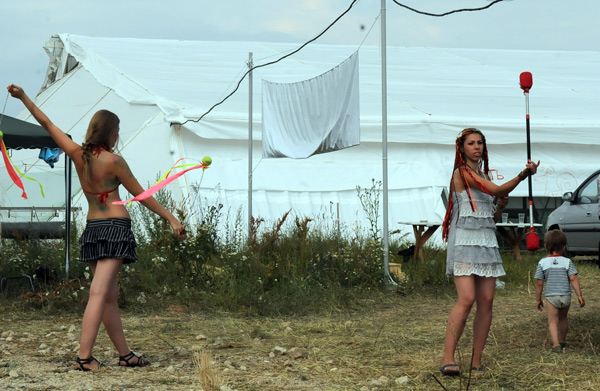 Жонглирование поями - древний фестивальный обычай