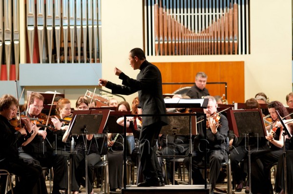 Тань Дунь дирижирует оркестром «Новая Россия»