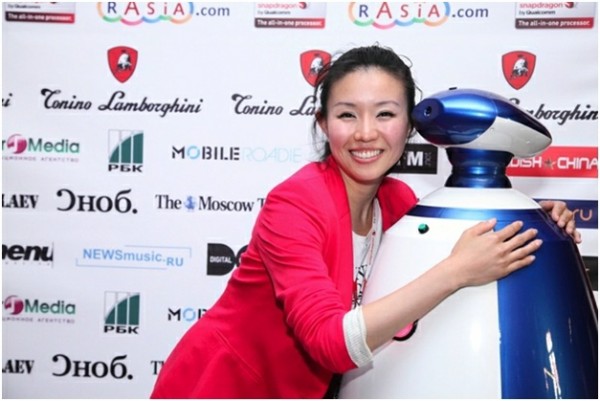 rAsia.com 2012 Весь Форум гостей развлекали роботы с созвучными именами Rasia-san и Rasia-sama от компании R.BOT