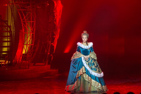 Екатерину II очень жестко, властно играет в стартовом составе звезда сериалов Екатерина Гусева
