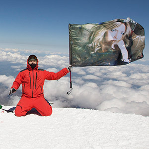 Флаг с фото Веры Брежневой водружен на Эльбрус